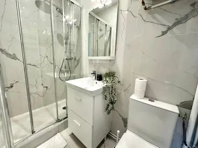Salle de bains dans l'établissement New 344 Suite Birds - Cosy Apartment Paris Center