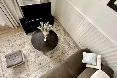 Télévision ou salle de divertissement dans l'établissement Small House in Belleville Paris