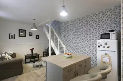 Cuisine ou kitchenette dans l'établissement Small House in Belleville Paris