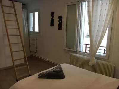 Un ou plusieurs lits dans un hébergement de l'établissement Small House in Belleville Paris