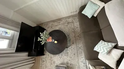 Télévision ou salle de divertissement dans l'établissement Small House in Belleville Paris