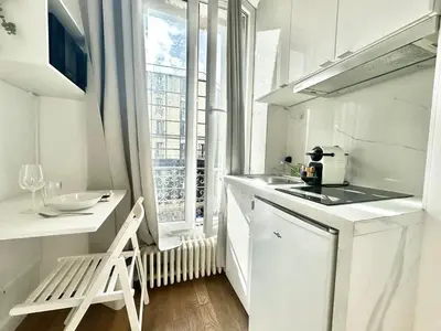 Cuisine ou kitchenette dans l'établissement 311 Suite Prost - Cosy Apartment Paris Center