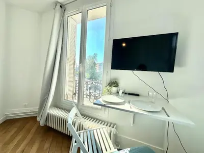 Télévision ou salle de divertissement dans l'établissement 323 Suite Jack - Cosy Apartment Paris Center