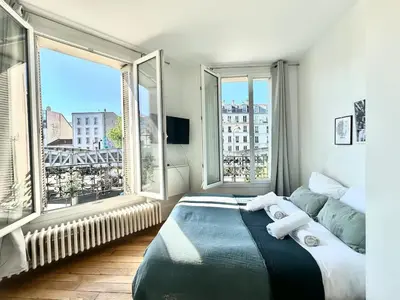 Un ou plusieurs lits dans un hébergement de l'établissement 323 Suite Jack - Cosy Apartment Paris Center