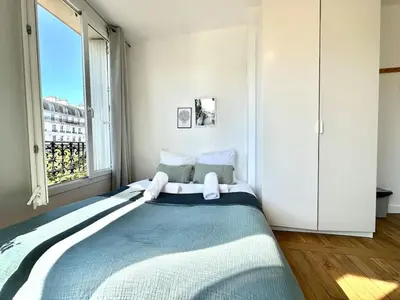 Un ou plusieurs lits dans un hébergement de l'établissement 323 Suite Jack - Cosy Apartment Paris Center