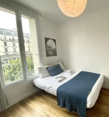 Un ou plusieurs lits dans un hébergement de l'établissement 324 Suite Hallyday Cosy Apartment Paris Center