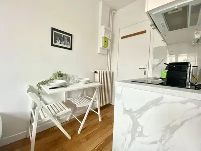 Cuisine ou kitchenette dans l'établissement 324 Suite Hallyday Cosy Apartment Paris Center