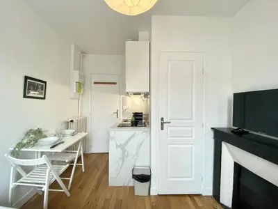 Cuisine ou kitchenette dans l'établissement 324 Suite Hallyday Cosy Apartment Paris Center