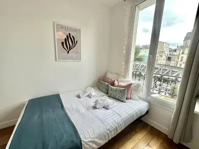 Un ou plusieurs lits dans un hébergement de l'établissement 325 Suite Bardot - Cosy Apartment Paris Center