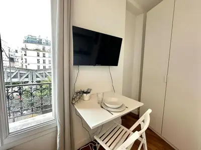 Télévision ou salle de divertissement dans l'établissement 325 Suite Bardot - Cosy Apartment Paris Center