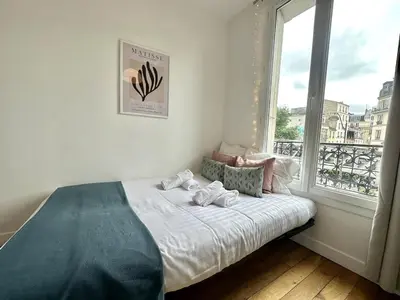 Un ou plusieurs lits dans un hébergement de l'établissement 325 Suite Bardot - Cosy Apartment Paris Center