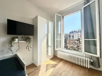 Télévision ou salle de divertissement dans l'établissement 331 Suite Isabelle Cosy Apartment Paris Center