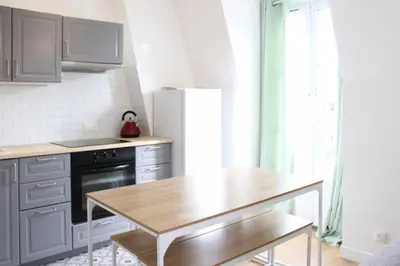 Cuisine ou kitchenette dans l'établissement Bright apartment near Paris