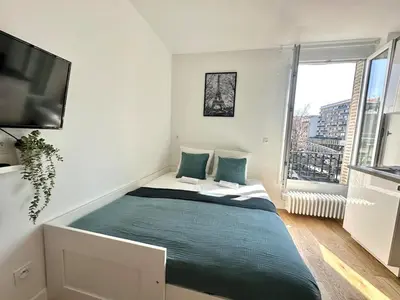 Un ou plusieurs lits dans un hébergement de l'établissement 332 Suite Odyssee Cosy Apartment Paris Center
