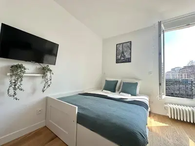 Un ou plusieurs lits dans un hébergement de l'établissement 332 Suite Odyssee Cosy Apartment Paris Center