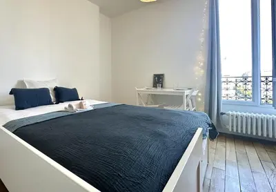 Un ou plusieurs lits dans un hébergement de l'établissement New 352 Suite Charlie - Cosy Apartment Paris Center