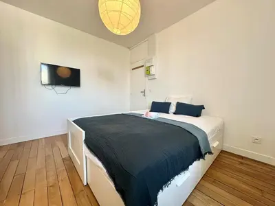 Un ou plusieurs lits dans un hébergement de l'établissement New 352 Suite Charlie - Cosy Apartment Paris Center