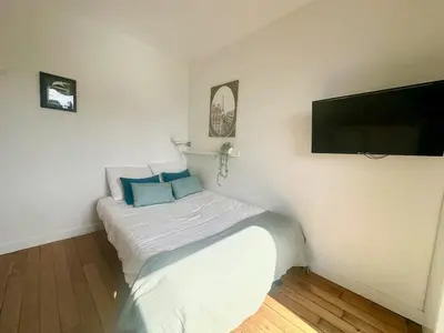 Télévision ou salle de divertissement dans l'établissement 361 Suite Delon - Cosy Apartment Paris Center