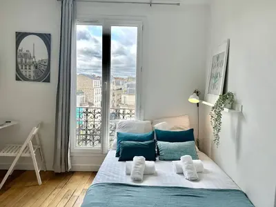 Un ou plusieurs lits dans un hébergement de l'établissement 364 Suite Deneuve -Cosy Apartment Paris Center