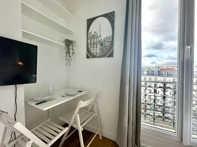 Télévision ou salle de divertissement dans l'établissement 364 Suite Deneuve -Cosy Apartment Paris Center