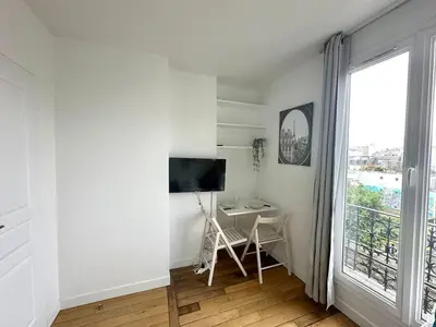 Télévision ou salle de divertissement dans l'établissement 364 Suite Deneuve -Cosy Apartment Paris Center