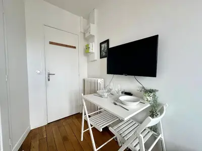 Télévision ou salle de divertissement dans l'établissement 365 Suite Adjani - Cosy Apartment Paris Center