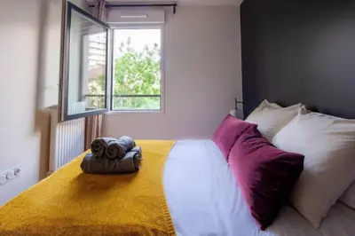 Un ou plusieurs lits dans un hébergement de l'établissement Bois-Colombes St Lazare 3 rooms Terrace