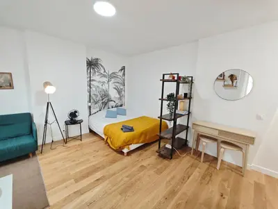 Un ou plusieurs lits dans un hébergement de l'établissement Seine 2-Min & Notre Dame Cozy Studio