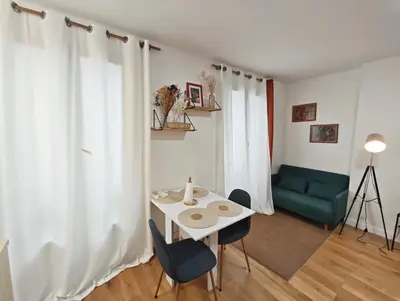 Coin salon dans l'établissement Seine 2-Min & Notre Dame Cozy Studio