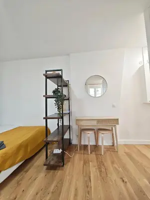 Un ou plusieurs lits dans un hébergement de l'établissement Seine 2-Min & Notre Dame Cozy Studio