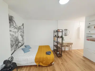 Un ou plusieurs lits dans un hébergement de l'établissement Seine 2-Min & Notre Dame Cozy Studio