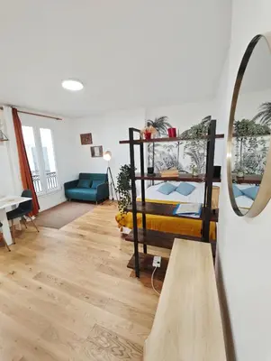 Un ou plusieurs lits dans un hébergement de l'établissement Seine 2-Min & Notre Dame Cozy Studio