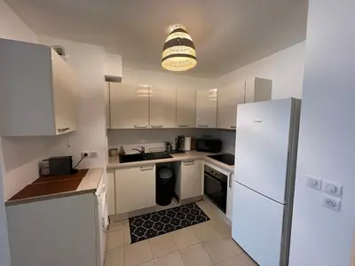 Cuisine ou kitchenette dans l'établissement Spacious apartment