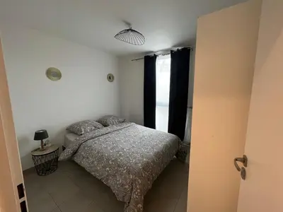Un ou plusieurs lits dans un hébergement de l'établissement Spacious apartment
