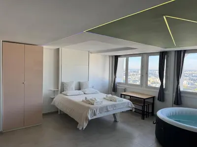 Un ou plusieurs lits dans un hébergement de l'établissement Jaccuzi, tour Eiffel, Led multicolores Paris 13