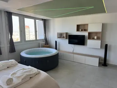 Télévision ou salle de divertissement dans l'établissement Jaccuzi, tour Eiffel, Led multicolores Paris 13