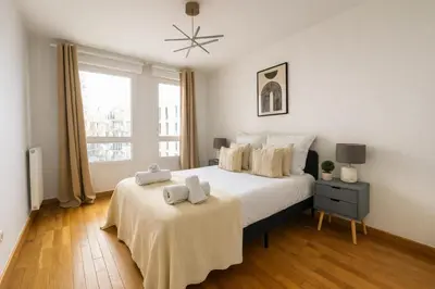 Un ou plusieurs lits dans un hébergement de l'établissement Splendide Appartement à Issy les moulineaux