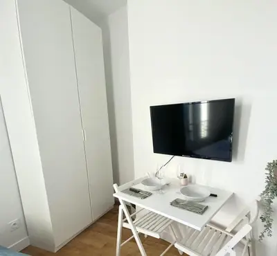 Télévision ou salle de divertissement dans l'établissement 345 Suite Montand - Cosy Apartment Paris Center