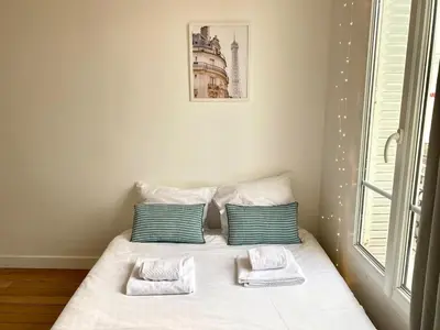 Un ou plusieurs lits dans un hébergement de l'établissement 345 Suite Montand - Cosy Apartment Paris Center