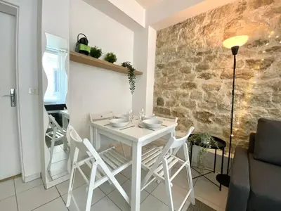 Coin salon dans l'établissement Suite 100 Belmondo Cosy Apartment Paris Center
