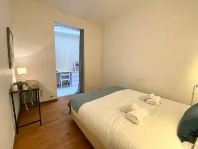 Un ou plusieurs lits dans un hébergement de l'établissement Suite 100 Belmondo Cosy Apartment Paris Center