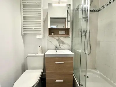 Salle de bains dans l'établissement New 104 Suite Juliette - Cosy Apartment Paris Center