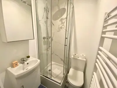 Salle de bains dans l'établissement New 116 Suite Deborah - Cosy Apartment Paris Center