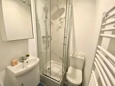 Salle de bains dans l'établissement New 126 Suite Lumiere - Cosy Apartment Paris Center