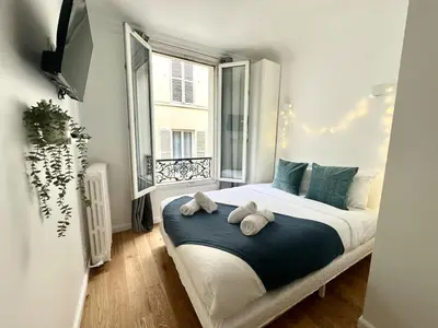 Un ou plusieurs lits dans un hébergement de l'établissement New 135 Suite Victor - Cosy Apartment Paris Center