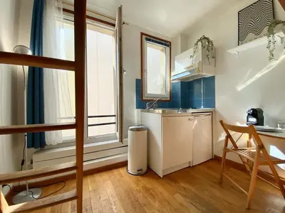 Cuisine ou kitchenette dans l'établissement New 137 Suite Yves - Cosy Apartment Paris Center