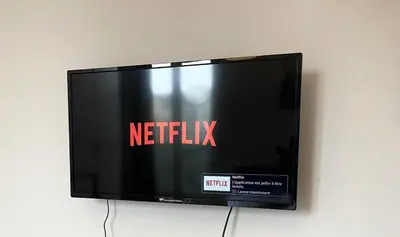 Télévision ou salle de divertissement dans l'établissement New 137 Suite Yves - Cosy Apartment Paris Center