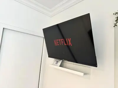 Télévision ou salle de divertissement dans l'établissement New 141 Suite Marie - Cosy Apartment Paris Center
