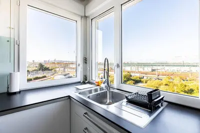 Cuisine ou kitchenette dans l'établissement GuestReady - Cosy flat with a view of Montmartre