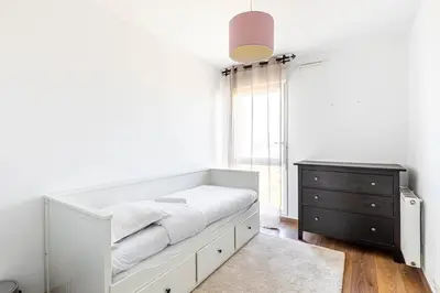 Un ou plusieurs lits dans un hébergement de l'établissement GuestReady - Cosy flat with a view of Montmartre